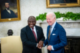 Tổng thống Joe Biden bắt tay với Tổng thống Nam Phi Cyril Ramaphosa trong một cuộc gặp song phương tại Oval Office của Tòa Bạch Ốc vào ngày 16/09/2022 tại thủ đô Hoa Thịnh Đốn. (Ảnh: Pete Marovich/Pool/Getty Images)