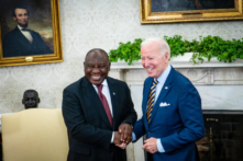 Tổng thống Joe Biden bắt tay với Tổng thống Nam Phi Cyril Ramaphosa trong một cuộc gặp song phương tại Oval Office của Tòa Bạch Ốc vào ngày 16/09/2022 tại thủ đô Hoa Thịnh Đốn. (Ảnh: Pete Marovich/Pool/Getty Images)