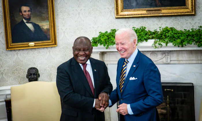 Tổng thống Joe Biden bắt tay với Tổng thống Nam Phi Cyril Ramaphosa trong một cuộc gặp song phương tại Oval Office của Tòa Bạch Ốc vào ngày 16/09/2022 tại thủ đô Hoa Thịnh Đốn. (Ảnh: Pete Marovich/Pool/Getty Images)