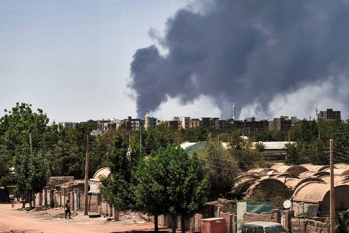 Khói bốc lên qua nóc các tòa nhà ở Khartoum hôm 01/05/2023, khi các cuộc đụng độ gây thương vong xảy ra giữa lực lượng của các tướng lĩnh đối địch ở Sudan bước sang tuần thứ ba. (Ảnh: AFP qua Getty Images)