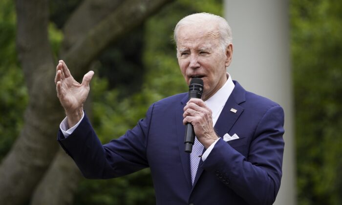 Tổng thống Joe Biden có bài diễn văn trong Vườn Hồng tại Tòa Bạch Ốc hôm 01/05/2023. (Ảnh: Madalina Vasiliu/The Epoch Times)