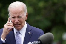 Tổng thống Joe Biden nói chuyện trên điện thoại di động ở Hoa Thịnh Đốn hôm 01/05/2023. (Ảnh: Alex Wong/Getty Images)