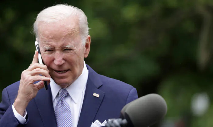 Tổng thống Joe Biden nói chuyện trên điện thoại di động ở Hoa Thịnh Đốn hôm 01/05/2023. (Ảnh: Alex Wong/Getty Images)