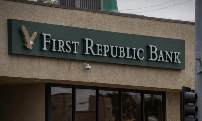 Một chi nhánh của ngân hàng First Republic Bank ở Newport Beach, California, hôm 01/05/2023. (Ảnh: John Fredricks/The Epoch Times)