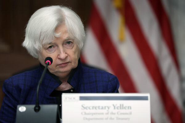 Bộ trưởng Ngân khố Janet Yellen lắng nghe trong một phiên họp mở của Hội đồng Giám sát Ổn định Tài chính tại Bộ Ngân khố hôm 21/04/2023 tại Hoa Thịnh Đốn. (Ảnh: Alex Wong/Getty Images)