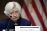 Bộ trưởng Ngân khố Janet Yellen lắng nghe trong một phiên họp mở của Hội đồng Giám sát Ổn định Tài chính tại Bộ Ngân khố ở Hoa Thịnh Đốn, hôm 21/04/2023. (Ảnh: Alex Wong/Getty Images)