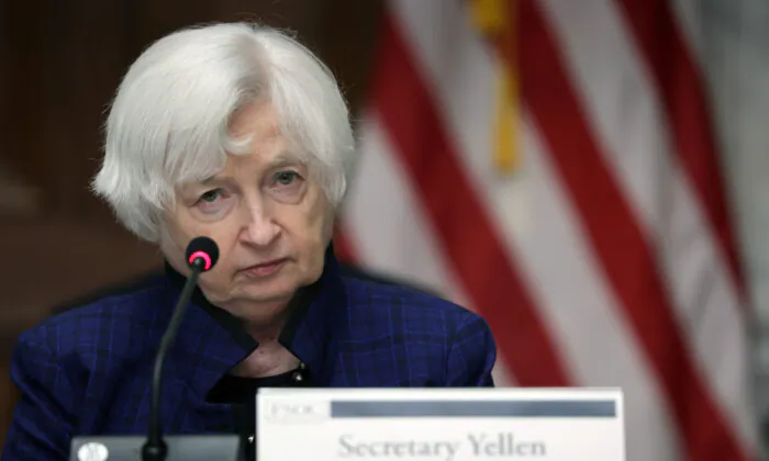 Bộ trưởng Ngân khố Janet Yellen lắng nghe trong một phiên họp mở của Hội đồng Giám sát Ổn định Tài chính tại Bộ Ngân khố ở Hoa Thịnh Đốn, hôm 21/04/2023. (Ảnh: Alex Wong/Getty Images)