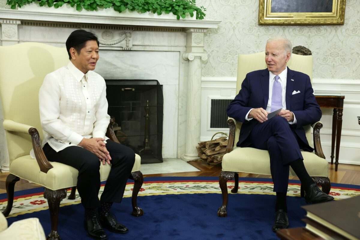 Tổng thống Joe Biden gặp Tổng thống Philippines Ferdinand Marcos Jr. tại Oval Office ở Tòa Bạch Ốc hôm 01/05/2023. (Ảnh: Alex Wong/Getty Images)