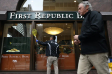 Một nhân viên lau chùi cửa sổ tại một văn phòng của First Republic Bank ở San Francisco, California, hôm 01/05/2023. (Ảnh: Justin Sullivan/Getty Images)
