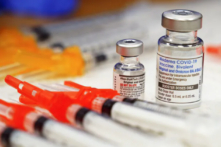 Vaccine COVID-19 lưỡng trị của Pfizer (trái) và Moderna đã sẵn sàng để sử dụng tại một phòng khám ở Richmond, Virginia, ngày 17/11/2022. (Ảnh: Steve Helber/AP Photo)