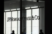 Mọi người đi ngang qua một bảng hiệu của JPMorgan Chase tại trụ sở chính của công ty ở Manhattan trong ảnh hồ sơ này. (Ảnh: Spencer Platt/Getty Images)