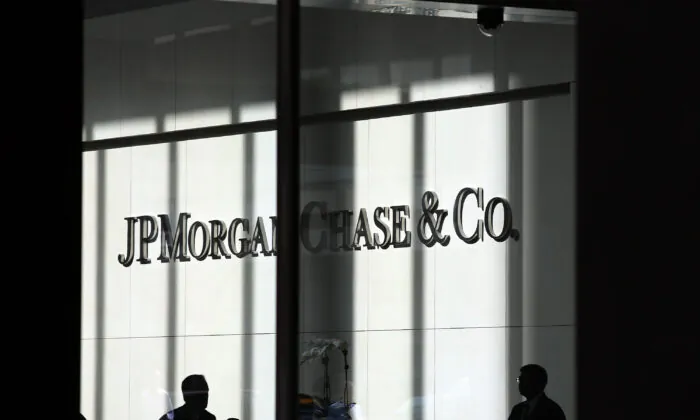 Mọi người đi ngang qua một bảng hiệu của JPMorgan Chase tại trụ sở chính của công ty ở Manhattan trong ảnh hồ sơ này. (Ảnh: Spencer Platt/Getty Images)