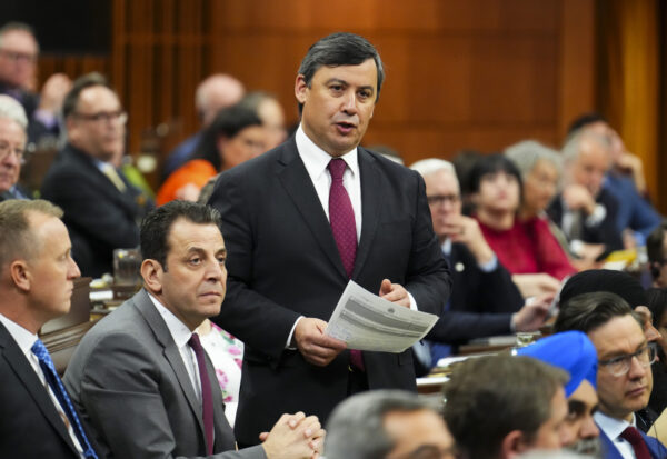 Nghị viên Đảng Bảo Thủ Michael Chong có mặt trong phiên chất vấn tại Hạ viện tại Đồi Nghị viện ở Ottawa, hôm 02/05/2023. (Ảnh: The Canadian Press/Sean Kilpatrick)