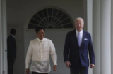 Tổng thống Philippines Ferdinand Marcos Jr. và Tổng thống Hoa Kỳ Joe Biden đi bộ dọc theo hành lang Cánh Tây trên đường tới Oval Office tại Tòa Bạch Ốc ở Hoa Thịnh Đốn hôm 01/05/2023. (Ảnh: Leah Millis/Pool/AFP qua Getty Images)