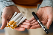 Thuốc lá điện tử không ít nguy hại hơn 95% so với thuốc lá thông thường? (Ảnh: Andrey_Popov/Shutterstock)