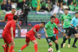 Đội trưởng Trương Hy Triết (Giữa) của câu lạc bộ Bắc Kinh Quốc An đang tranh bóng trong trận đấu của Giải bóng đá Ngoại hạng Trung Quốc (Chinese Super League, CSL) với câu lạc bộ bóng đá Khách Gia Mai Châu tại Sân vận động Công nhân ở Bắc Kinh hôm 15/04/2023. (Ảnh: STR/AFP qua Getty Images)