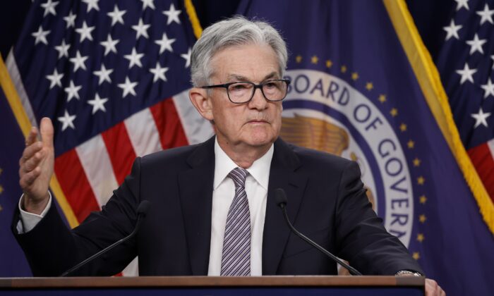 Chủ tịch Hội đồng Dự trữ Liên bang Jerome Powell nói chuyện tại một cuộc họp báo sau cuộc họp của Ủy ban Thị trường Mở Liên bang ở Hoa Thịnh Đốn hôm 03/05/2023. (Ảnh: Anna Moneymaker/Getty Images)