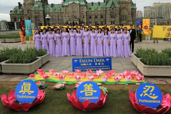 Các học viên Pháp Luân Đại Pháp trình diễn một bài hát tại sự kiện kỷ niệm Ngày Pháp Luân Đại Pháp Thế Giới tại Đồi Nghị viện ở Ottawa hôm 03/05/2023. (Ảnh: Jonathan Ren/The Epoch Times)