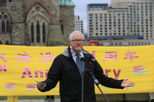 Nghị viên Đảng Bảo Thủ Colin Carrie diễn thuyết tại một cuộc tập hợp kỷ niệm Ngày Pháp Luân Đại Pháp Thế Giới trên Đồi Nghị viện ở Ottawa hôm 03/05/2023. (Ảnh: Jonathan Ren/The Epoch Times)