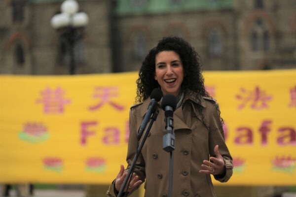 Nghị viên Đảng Tự Do Rachel Bendayan diễn thuyết tại một cuộc tập hợp kỷ niệm Ngày Pháp Luân Đại Pháp Thế Giới trên Đồi Nghị viện ở Ottawa hôm 03/05/2023. (Ảnh: Jonathan Ren/The Epoch Times) 