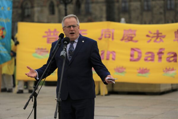 Nghị viên Đảng Bảo Thủ Marc Dalton diễn thuyết tại một cuộc tập hợp kỷ niệm Ngày Pháp Luân Đại Pháp Thế Giới trên Đồi Nghị viện ở Ottawa hôm 03/05/2023. (Ảnh: Jonathan Ren/The Epoch Times)
