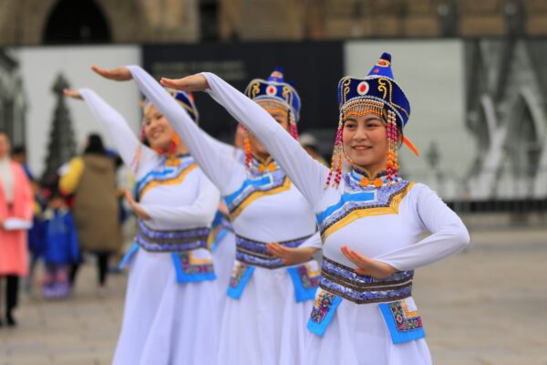 Các học viên Pháp Luân Đại Pháp biểu diễn một điệu múa truyền thống Trung Hoa để chào mừng Ngày Pháp Luân Đại Pháp Thế Giới trên Đồi Nghị viện ở Ottawa hôm 03/05/2023. (Ảnh: Jonathan Ren/The Epoch Times)