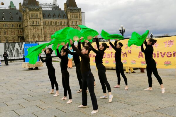 Các học viên Pháp Luân Đại Pháp trình diễn một điệu múa truyền thống Trung Hoa để chào mừng Ngày Pháp Luân Đại Pháp Thế Giới tại Đồi Nghị viện ở Ottawa hôm 03/05/2023. (Ảnh: Jonathan Ren/The Epoch Times)