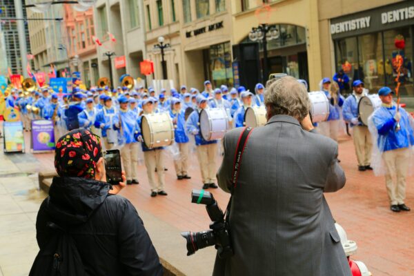 Người dân chụp ảnh Đoàn nhạc Thiên Quốc khi đoàn biểu diễn ở Ottawa hôm 03/05/2023 để kỷ niệm Ngày Pháp Luân Đại Pháp Thế Giới. (Ảnh: Jonathan Ren/The Epoch Times)