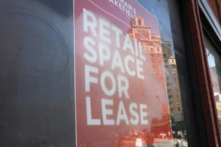 Một tấm biển quảng cáo không gian bán lẻ trong một khu phố thời thượng ở West Village tại thành phố New York hôm 11/04/2017. (Ảnh: Spencer Platt/Getty Images)