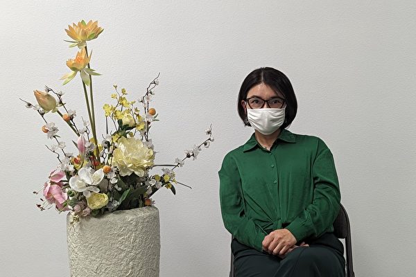 Cô Thi, một người tham gia Phong trào Giấy Trắng ở Bắc Kinh, Trung Quốc, đã nói chuyện với đài truyền hình NTD ở Los Angeles hôm 25/04/2023. (Ảnh: Mã Thượng  n/The Epoch Times)