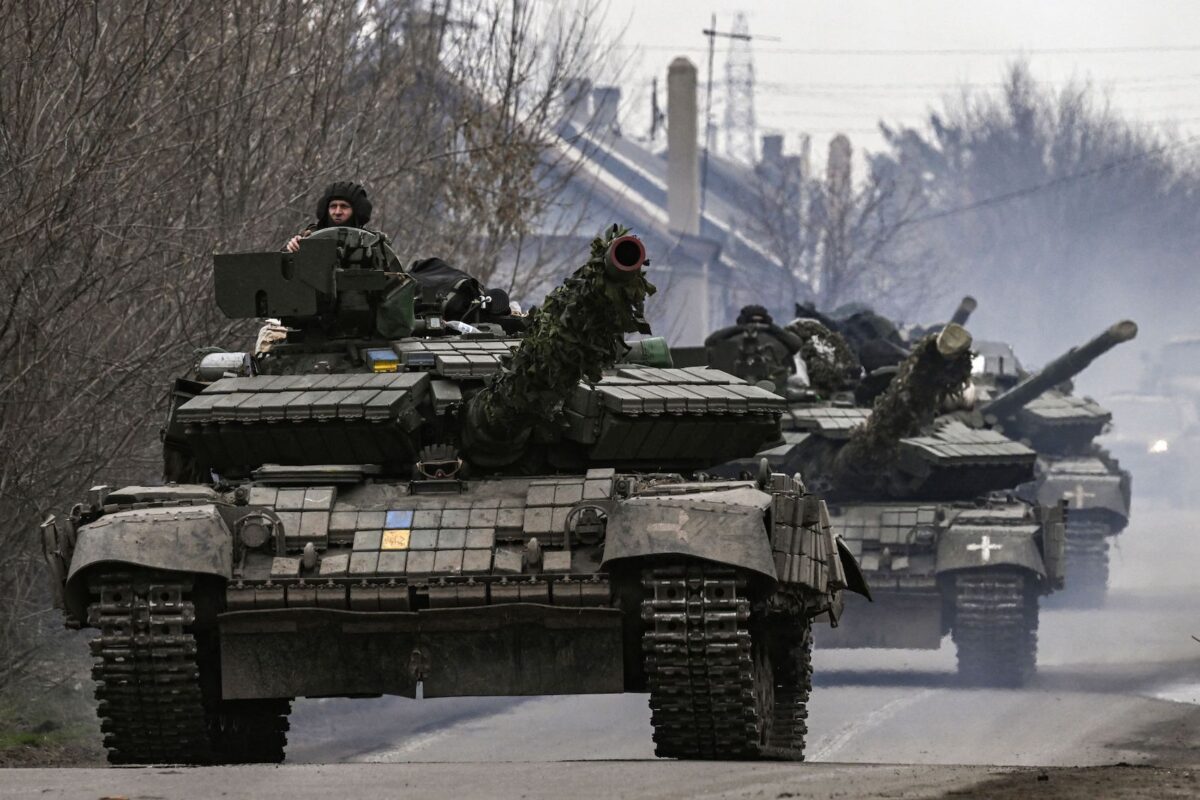Xe tăng Ukraine tiến về hướng Bakhmut, vùng Donetsk, hôm 20/03/2023. (Ảnh: Aris Messinis/AFP qua Getty Images)