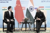 Ngoại trưởng Ấn Độ Subrahmanyam Jaishankar (phải) nói chuyện với người đồng cấp Trung Quốc Tần Cương (Qin Gang) bên lề cuộc họp của Hội đồng Bộ trưởng Ngoại giao thuộc Tổ chức Hợp tác Thượng Hải tại Benaulim, hôm 04/05/2023. (Ảnh: Bộ Ngoại giao Ấn Độ/AFP qua Getty Images)