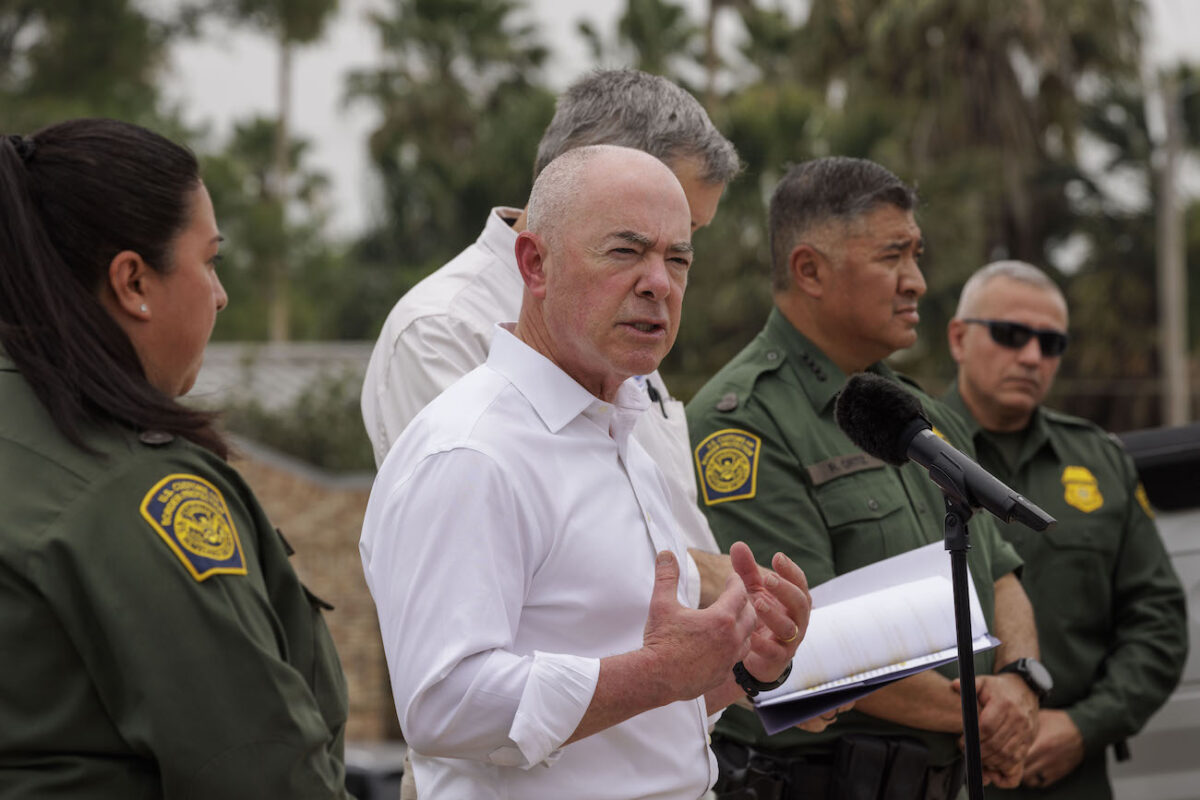 Bộ trưởng An ninh Nội địa Mayorkas: Chính phủ TT Biden đang ‘xây dựng các lộ trình hợp pháp’ cho người nhập cư sau khi Đề mục 42 kết thúc