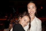 Nhà thiết kế Yeung Waichi thưởng thức Shen Yun cùng con gái tại Trung tâm Nghệ thuật Biểu diễn New Jersey hôm 05/05/2023. (Ảnh: Sally Sun/The Epoch Times)