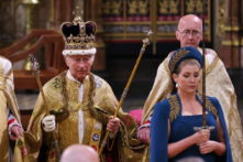 Vua Charles Đệ tam đứng sau khi đăng quang trong lễ đăng quang ở Tu viện Westminster, London, hôm 06/05/2023. (Ảnh: Richard Pohle/WPA Pool/Getty Images)