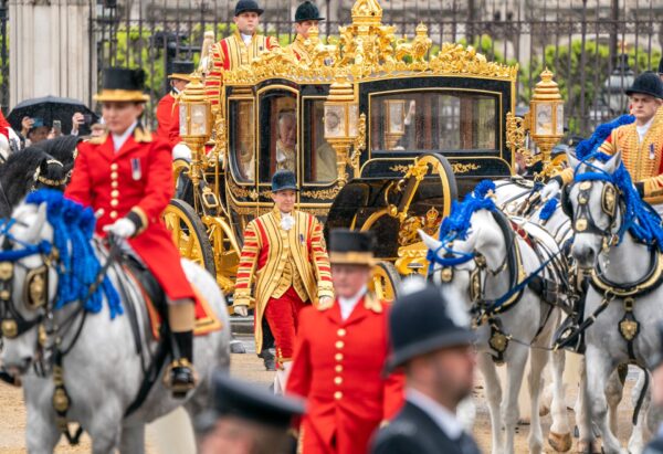 Vua Charles Đệ tam và Hoàng hậu Camilla ngồi trong cỗ xe ngựa Diamond Jubilee State Coach khi đoàn rước của nhà vua đi qua Quảng trường Nghị viện trước lễ đăng cơ tại Tu viện Westminster ở London, hôm 06/05/2023. (Ảnh: Jane Barlow/WPA Pool/Getty Images)