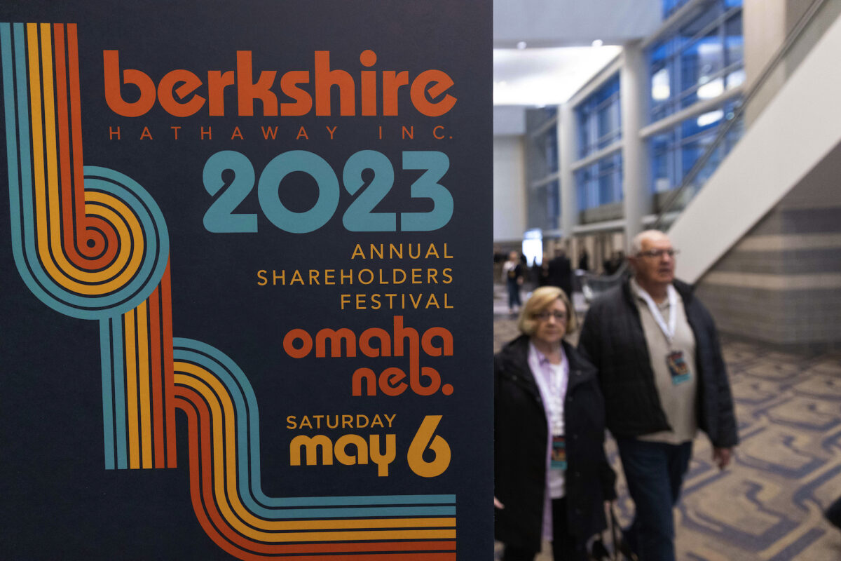 Các cổ đông đến dự cuộc họp thường niên của Berkshire Hathaway hôm thứ Bảy, ngày 06/05/2023, tại Omaha, Nebraska. (Ảnh: AP Photo/Rebecca S. Gratz)