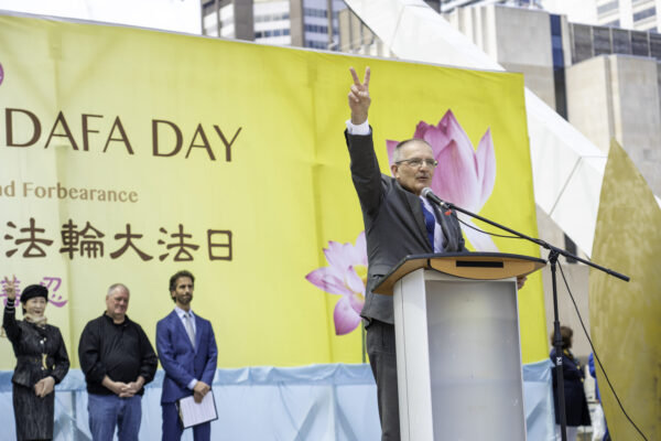 Cựu nghị sĩ Đảng Bảo Thủ Wladyslaw Lizon nói tại một cuộc mít tinh ở Tòa thị chính Toronto hôm 06/05/2023, nhằm đánh dấu kỷ niệm 31 năm ngày Pháp Luân Đại Pháp được hồng truyền ra công chúng. (Ảnh: Evan Ning/The Epoch Times)