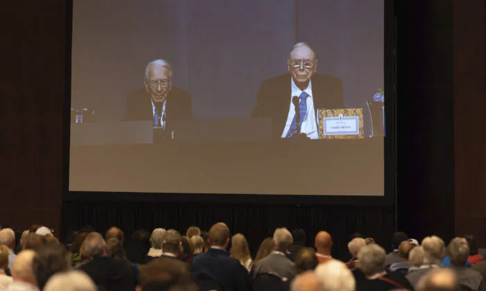 Các cổ đông theo dõi ông Warren Buffett (trái) và ông Charlie Munger từ phòng xem sự kiện trong cuộc họp thường niên của Berkshire Hathaway ở Omaha, Nebraska, hôm 06/05/2023. (Ảnh: Rebecca S. Gratz/AP Photo)