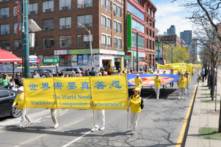 Các học viên Pháp Luân Đại Pháp tham gia một lễ diễn hành ở trung tâm thành phố Toronto hôm 06/05/2023, đánh dấu kỷ niệm 31 năm môn tu luyện tinh thần này được giới thiệu ra công chúng vào ngày 13/05/1992 ở Trung Quốc. (Ảnh: Allen Zhou/The Epoch Times)