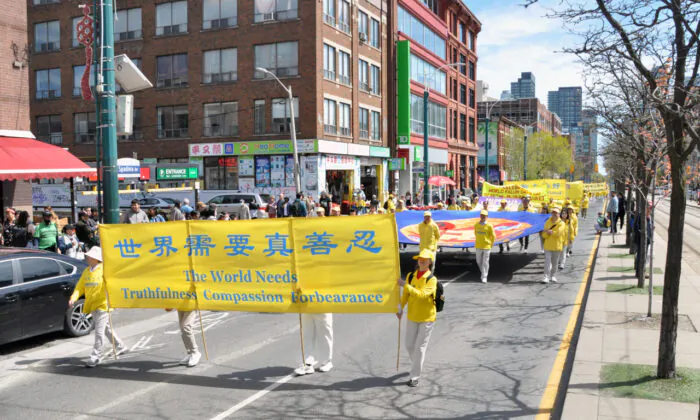 Hàng trăm người tổ chức mít tinh ở Toronto để kỷ niệm 31 năm Ngày Pháp Luân Đại Pháp Thế Giới