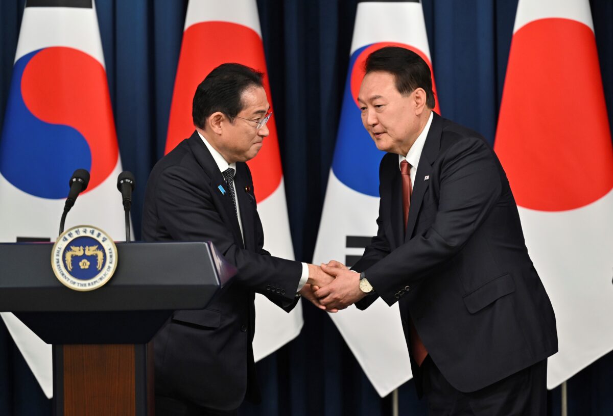 Tổng thống Nam Hàn Yoon Suk Yeol (phải) bắt tay với Thủ tướng Nhật Bản Fumio Kishida trong một cuộc họp báo chung sau cuộc gặp tại văn phòng tổng thống ở Seoul, hôm 07/05/2023. (Ảnh: Jung Yeon-je/Pool Photo qua AP)