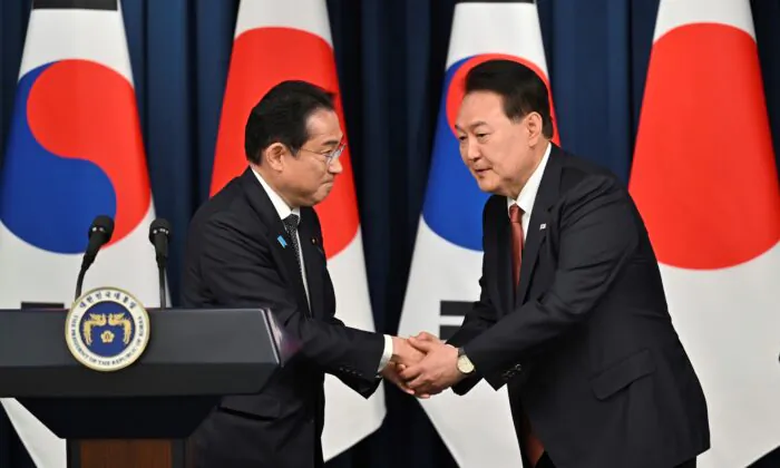 Thủ tướng Nhật Bản cam kết hợp tác mạnh mẽ hơn trong chuyến thăm quan trọng tới Nam Hàn