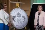 Tiền đúc Hoàng gia được Bộ trưởng Dịch vụ và Mua sắm Công Helena Jaczek (phải) và Chủ tịch kiêm Giám đốc điều hành của Xưởng đúc tiền Hoàng gia Canada Marie Lemay công bố trong buổi chúc mừng lễ đăng cơ của Vua Charles Đệ tam, tại Ottawa hôm 06/05/2023. (Ảnh: The Canadian Press/Spencer Colby)