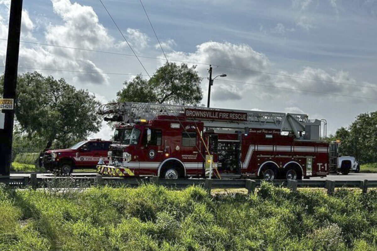 Nhân viên cấp cứu làm việc tại hiện trường vụ va chạm gây thương vong tại trạm xe buýt ở Brownsville, Texas, hôm 07/05/2023. (Ảnh: Brian Svendsen/NewsNation/KVEO-TV qua AP)