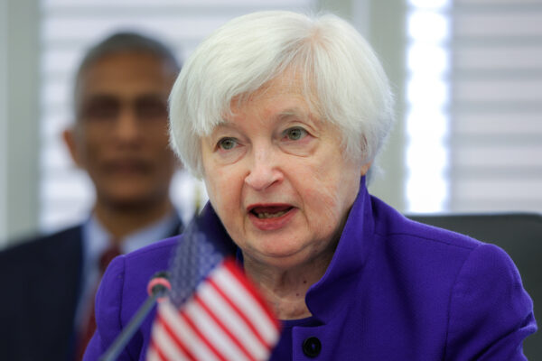 Bộ trưởng Ngân khố Janet Yellen tham gia Hội nghị bàn tròn về Sự phát triển của Ngân hàng Phát triển Đa phương (MDB) trong các Cuộc họp Mùa xuân hàng năm của Nhóm Ngân hàng Thế giới và Quỹ Tiền tệ Quốc tế (IMF) tại trụ sở IMF ở Hoa Thịnh Đốn hôm 12/04/2023. (Ảnh: Alex Wong/Getty Images)