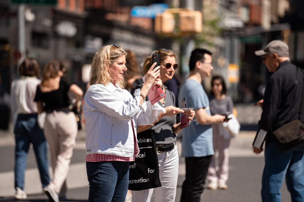 8 Các học viên Pháp Luân Công kỷ niệm Ngày Pháp Luân Đại Pháp Thế Giới tại thành phố New York hôm 07/05/2023. (Ảnh: Samira Bouaou/The Epoch Times)