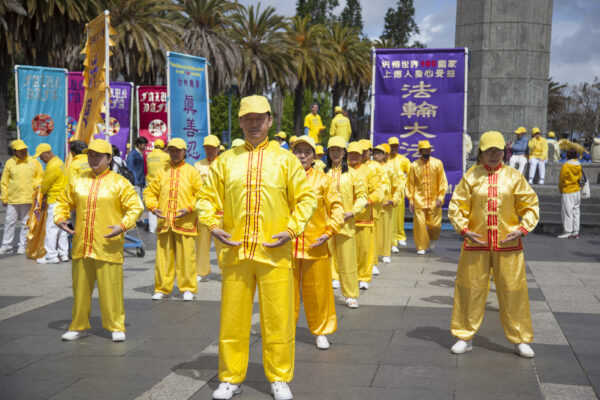 Các học viên biểu diễn các bài công pháp Pháp Luân Đại Pháp ở San Francisco hôm 06/05/2023. (Ảnh: Lear Zhou/The Epoch Times)