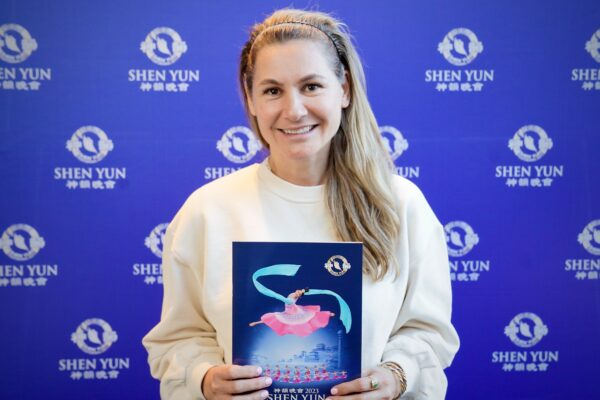 Cô Ivona Salopek thưởng thức Nghệ thuật Biểu diễn Shen Yun tại Nhà hát Lyric, Sydney, Úc hôm 07/05/2023. (Ảnh: NTD)