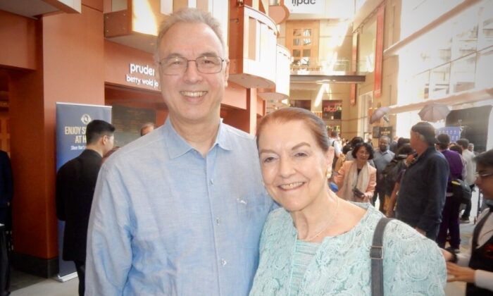 Nghệ sĩ múa ba lê Bà Maury và ông Anthony Viola thưởng thức Nghệ thuật Biểu diễn Shen Yun tại Trung tâm Nghệ thuật Biểu diễn New Jersey hôm 07/05/2023. (Ảnh: Weiyong Zhu/The Epoch Times)